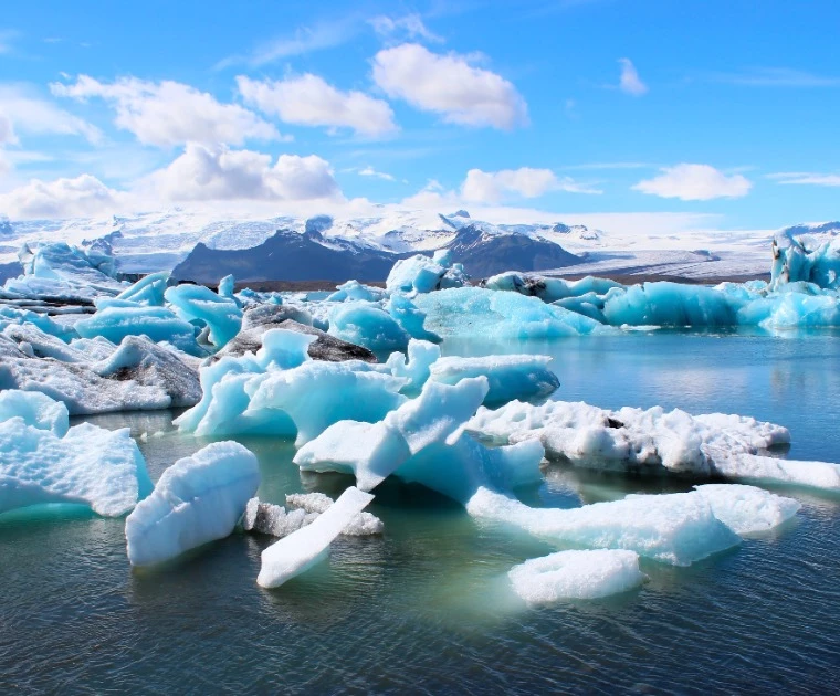 Icebergs flottants de la lagune glaciaire Jokulsarlon en Islande