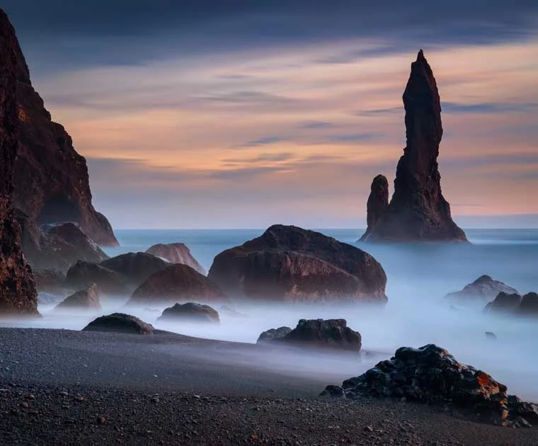 Stacks ou formations rocheuses Reynisdrangar en Islande