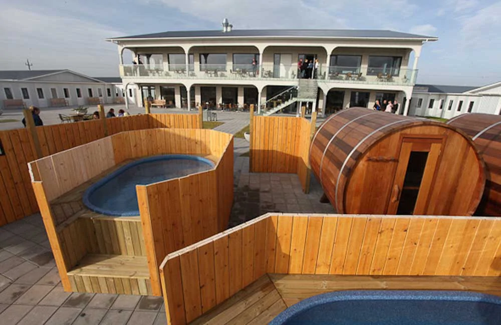 Saunas et bains à remous devant le bâtiment de l’hôtel Stracta en Islande