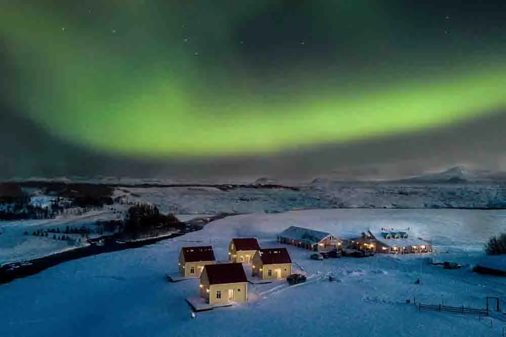 L’hôtel Laekur en Islande sous la neige et les aurores boréales