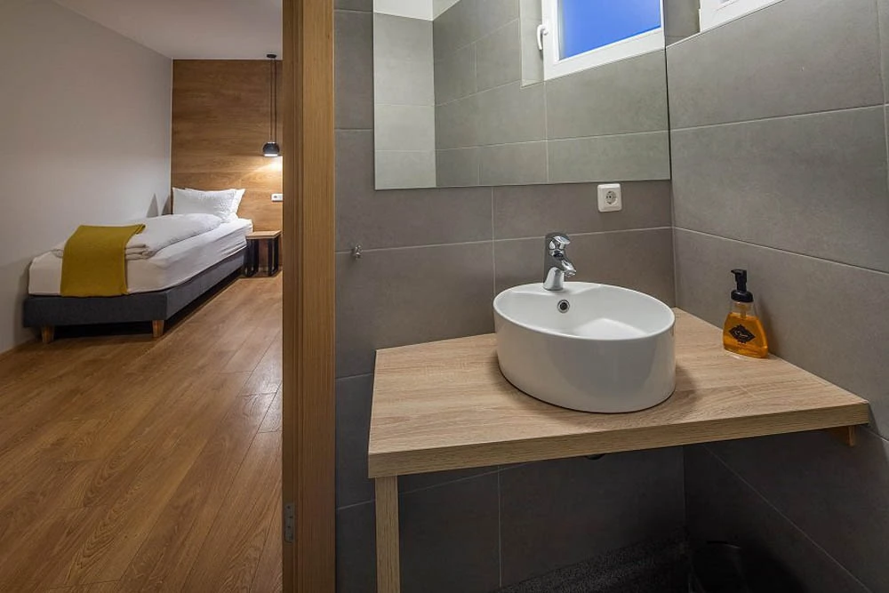 Salle de bains de la chambre standard double de l’hôtel Stracta en Islande