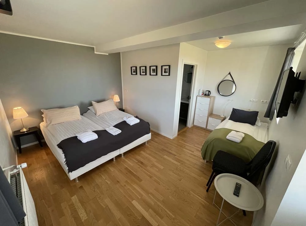 Chambre triple de l’hôtel Laekur en Islande