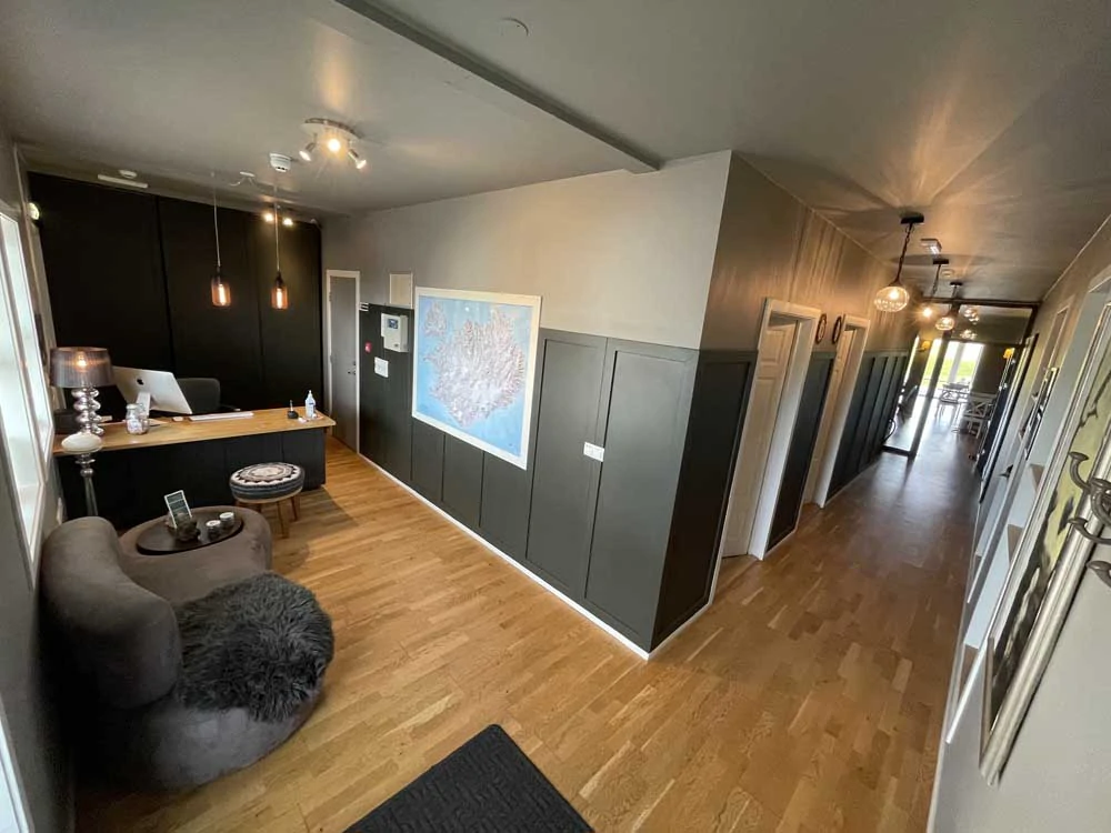 Bureau et couloir intérieur de l’hôtel Laekur en Islande