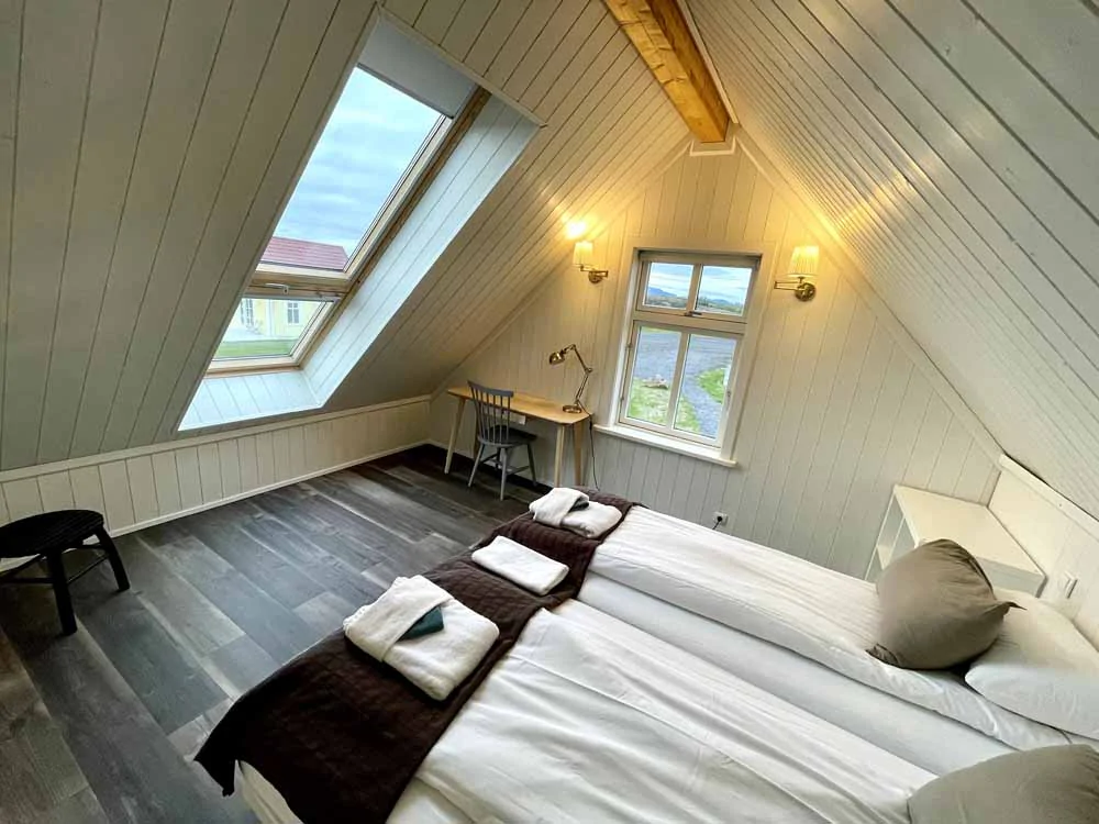 Chambre sous les toits de l’hôtel Laekur en Islande