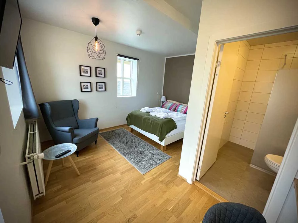 Chambre double verte de l’hôtel Laekur en Islande