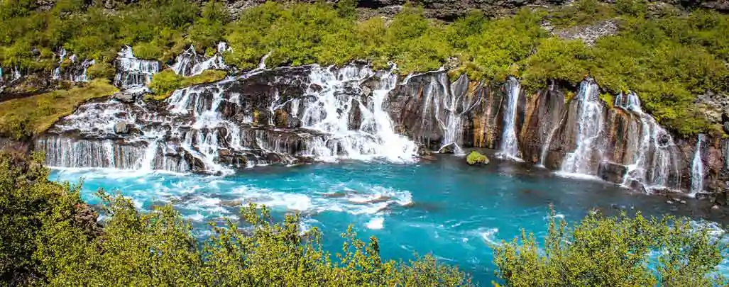 Vue panoramique sur la cascade d'Hraunfossar en Islande