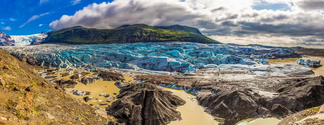 Vue panoramique sur les contrastes entre montagnes et glace du Vatnajökull en Islande