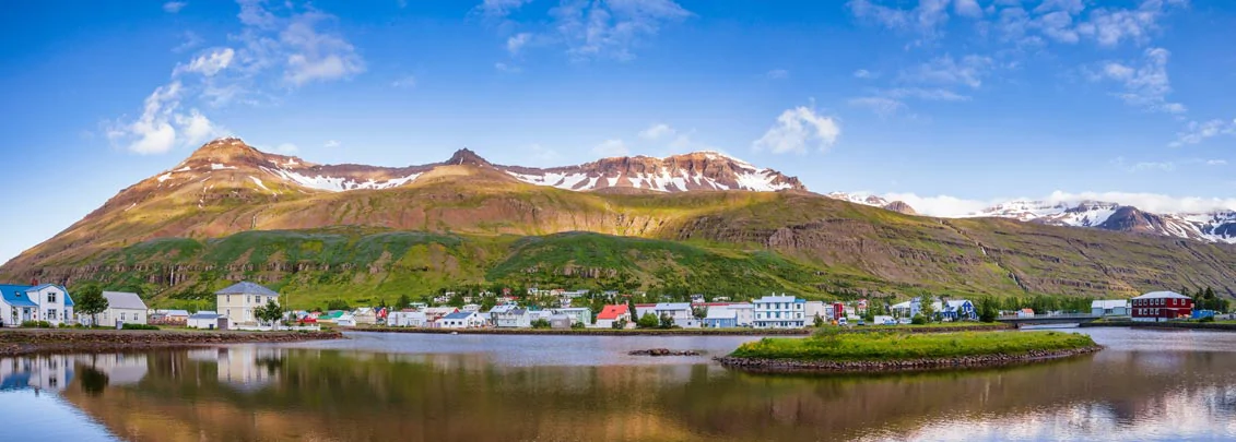 Vue panoramique sur le village et le fjord de Seydisfjordur en Islande