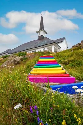 L'église et le chemin coloré d'Holmavik en Islande