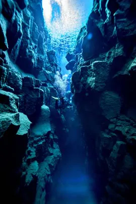 Les eaux glacées de la faille de Silfra à Thingvellir en Islande