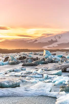 Coucher de soleil sur un lagon du Vatnajökull en Islande