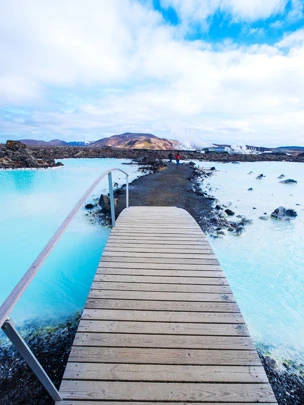 Les contrastes saisissants noirs et bleus du Blue Lagoon en Islande