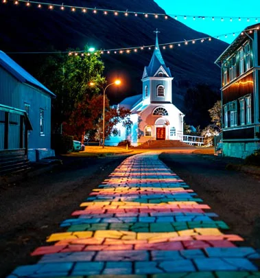 L'église bleue de Seyfisfjordur en Islande et son allée aux couleurs LGBTQ+