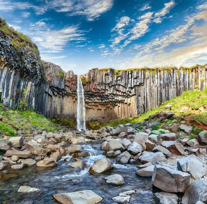 La cascade Svartifoss à Skaftafell en Islande