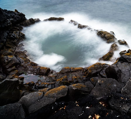 La piscine en pierre de lave de Brimketill en Islande