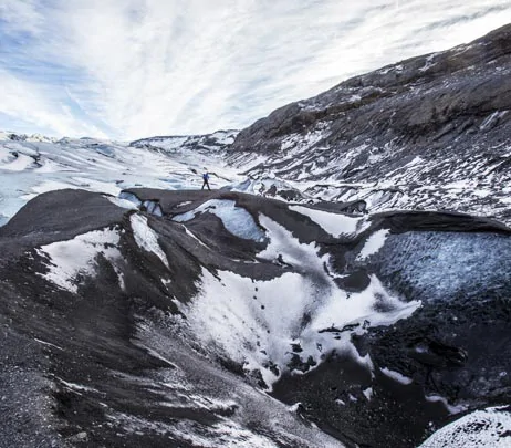 Les parois de glace et de basalte du Solheimajokull en Islande