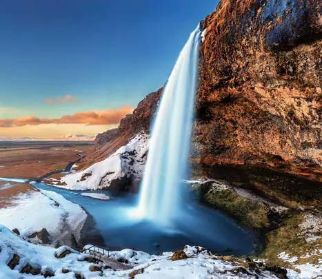 Les chutes de Seljalandsfoss sous la neige