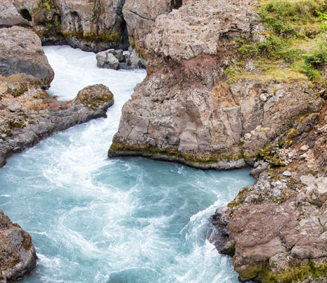 Les rapides créés par la puissance de Barnafoss en Islande