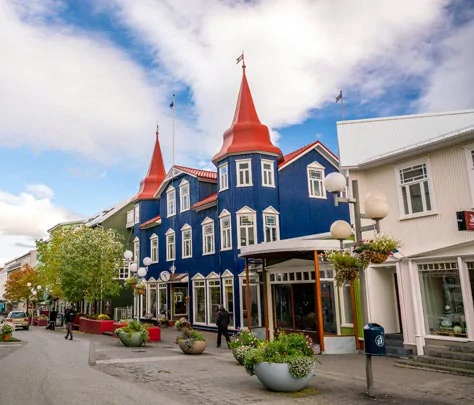 La jolie architecture du centre-ville d'Akureyri en Islande