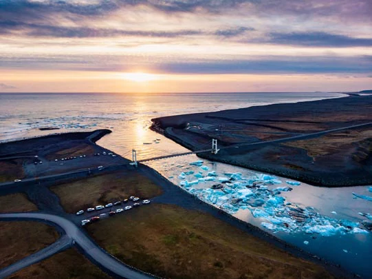 Les icebergs du Jokulsarlon en Islande partant vers l'océan