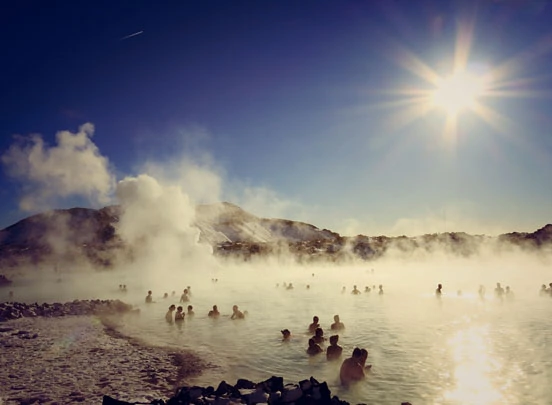 Les vapeurs des sources chaudes du Blue Lagoon en Islande