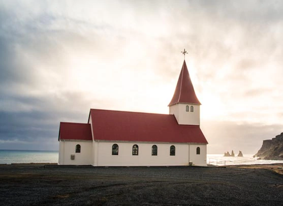 L'église au toit rouge de Vik i Myrdal en Islande