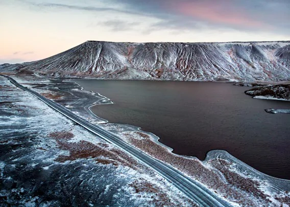 Lac Kleifarvatn en Islande avec vue aérienne sur la route panoramique