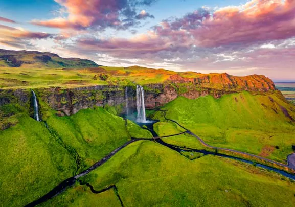 La cascade de Seljalandsfoss en Islande et ses environs