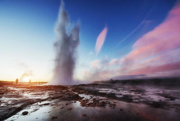 Coucher de soleil sur le site géothermique de Geysir en Islande