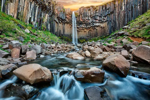 La chute de Svartifoss en Islande et son cours d'eau