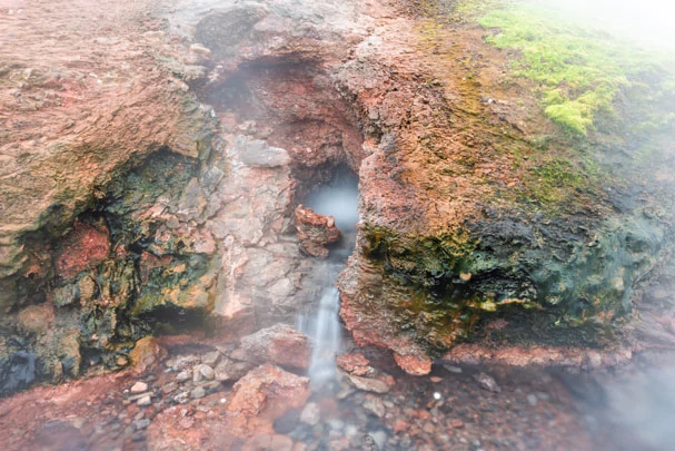 Les roches orangées des sources de Deildartunguhver en Islande