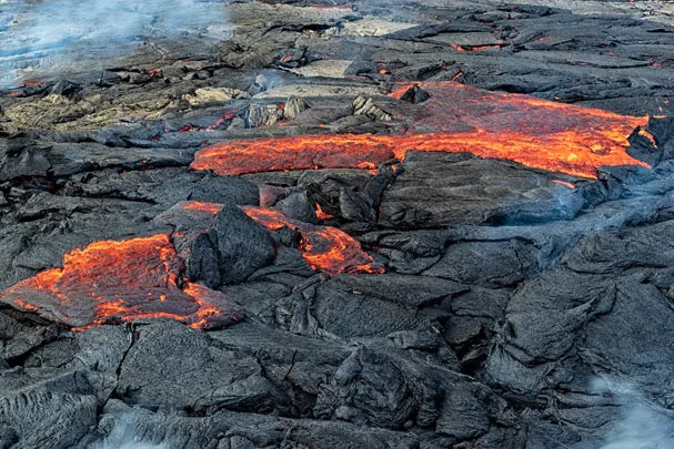 Magma lors de l'éruption du volcan Fagradalsfjall en Islande