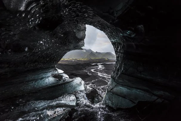 Une grotte de glace du volcan Katla, sur la calotte glaciaire du Myrdasljökull en Islande