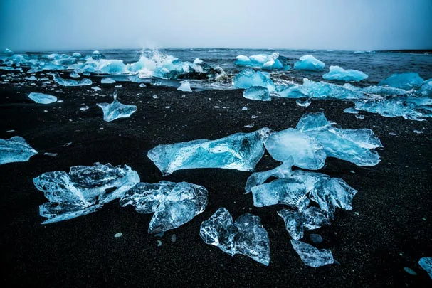 Les icebergs posés sur le sable noir de la plage de diamants en Islande