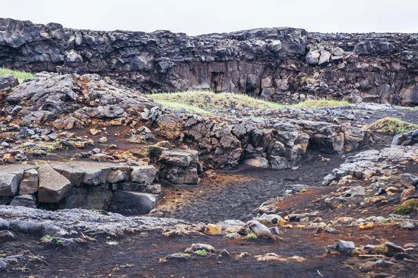 Le champs de lave autour du pont entre deux continents en Islande