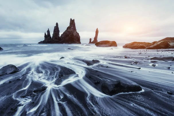 Les rochers de Reynisdrangar au bord de la plage de Reynisfjara en Islande