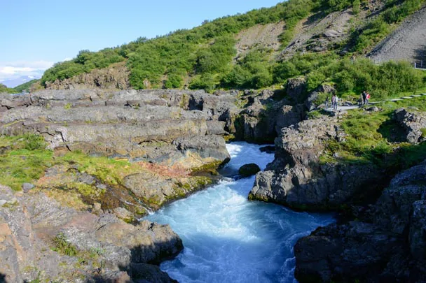 La plateforme d'observation de la cascade de Barnafoss en Islande