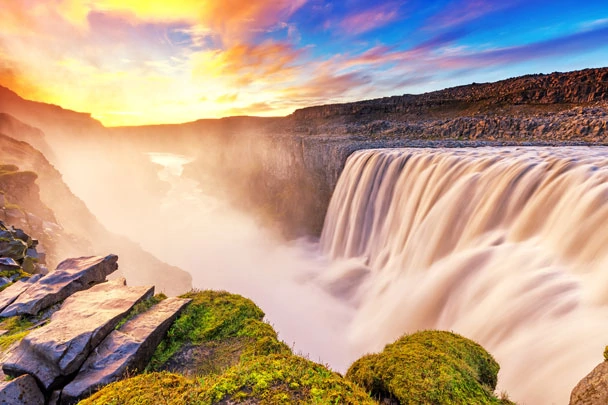 La sublime cascade de Dettifoss en Islande à l'aube