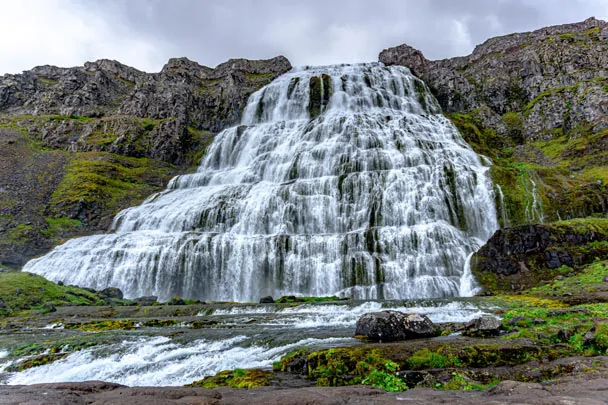 Les chutes voile de la mariée de Dynjandi en Islande