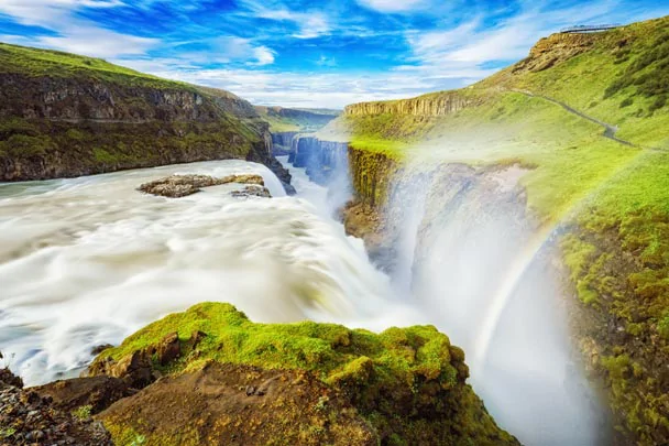 Arc-en-ciel au-dessus des chutes de Gullfoss en Islande