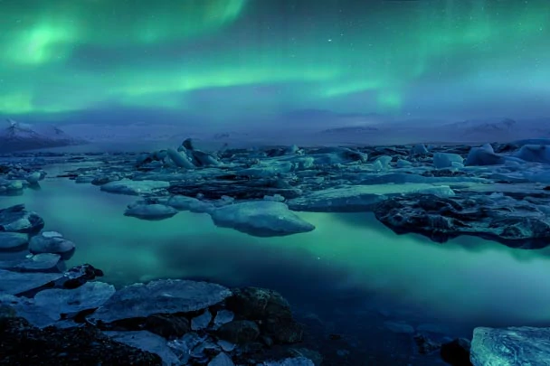 Le Jokulsarlon en Islande sous les aurores boréales