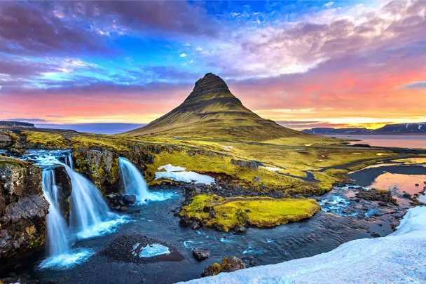 Vue panoramique sur Kirjufell et ses cascades au lever du soleil