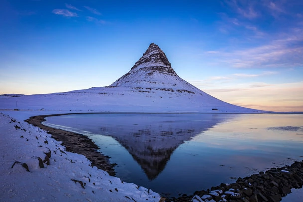 L'emblématique montagne de Kirkjufell en hiver