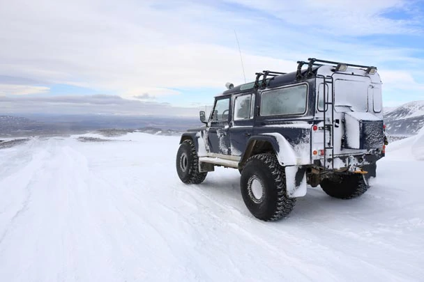 Une super-jeep sur le glacier Langjökull en Islande