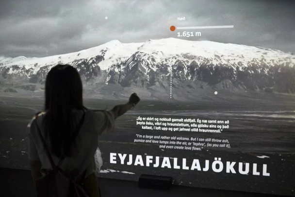 Les écrans interactifs sur les volcans au Lava Centre en Islande