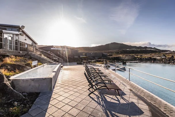 La terrasse et le bassin des Myvatn Nature Baths en Islande