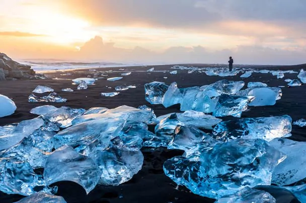 Les contrastes saisissants de la plage de diamants en Islande au coucher du soleil