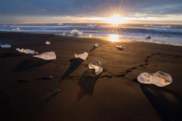 La plage de diamants en Islande au coucher du soleil