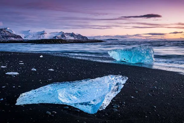 Deux icebergs sur la plage de diamants sous le ciel rosé islandais