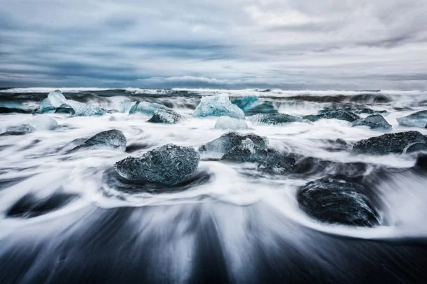 Les blocs de glace de la plage de diamants en Islande, dérivant vers l'océan